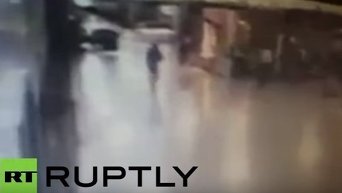 Момент подрыва смертника в аэропорту Стамбула. Видео