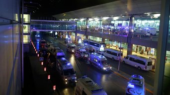 Скорые возле аэропорта Ататюрка в Стамбуле после взрыва 28 июня 2016 года