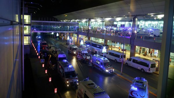 Скорые возле аэропорта Ататюрка в Стамбуле после взрыва 28 июня 2016 года