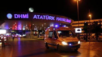Скорая возле аэропорта Ататюрка в Стамбуле после взрыва 28 июня 2016 года