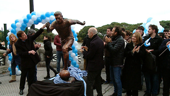 Лионель Месси в бронзе: в Аргентине установили статую футболиста. Видео