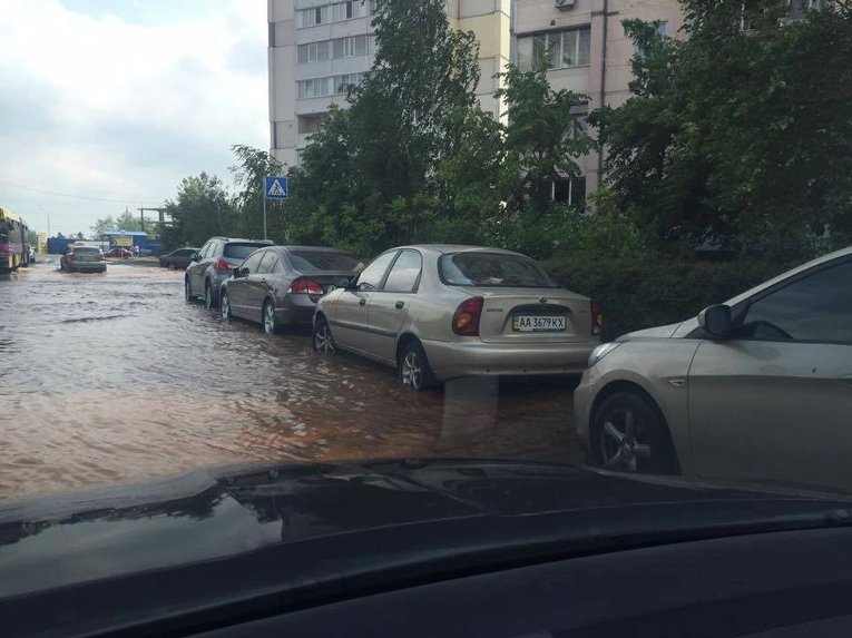 В Киеве на Харьковском массиве (ул. Вишняковская) произошел прорыв трубы с ржавой водой