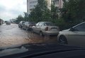 В Киеве на Харьковском массиве (ул. Вишняковская) произошел прорыв трубы с ржавой водой