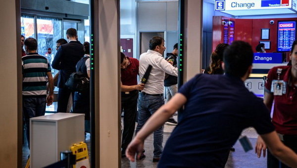 Сотрудники службы безопасности проверяют пассажиров и работников в Международном аэропорту Ататюрк после терактов в Стамбуле