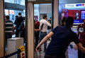 Сотрудники службы безопасности проверяют пассажиров и работников в Международном аэропорту Ататюрк после терактов в Стамбуле