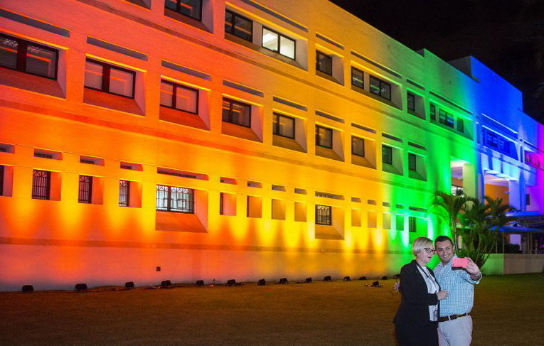 Посольство США в Сан Хосе освещено цветами радуги в честь Международного дня ЛГБТ