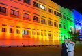 Посольство США в Сан Хосе освещено цветами радуги в честь Международного дня ЛГБТ