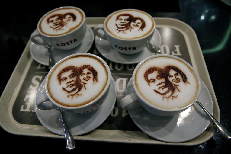 Чашки кофе каппучино с изображением президента Родриго Дутерте и вице-президента Лени Робредо за день до вступления их в должность, Филиппины