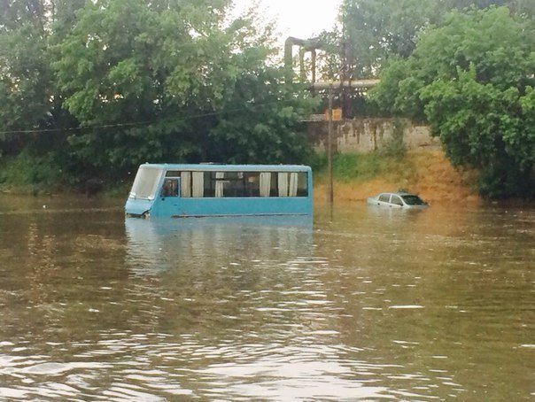 В Донецке из-за сильного ливня затопило дороги
