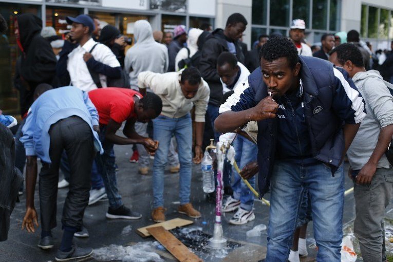 Эвакуация стихийного лагеря нелегальных мигрантов в Париже