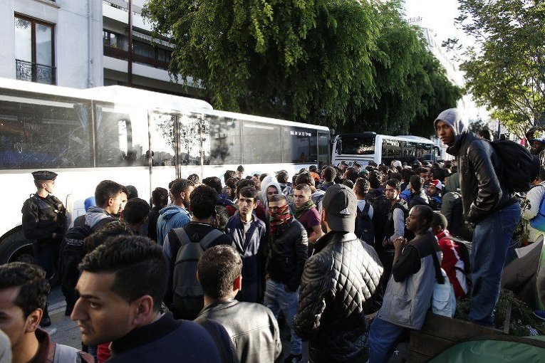 Эвакуация стихийного лагеря нелегальных мигрантов в Париже