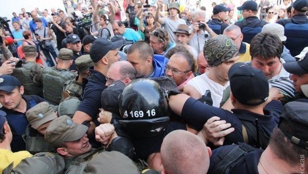 Потасовка между протестующими и правоохранителями на Думской площади в Одессе