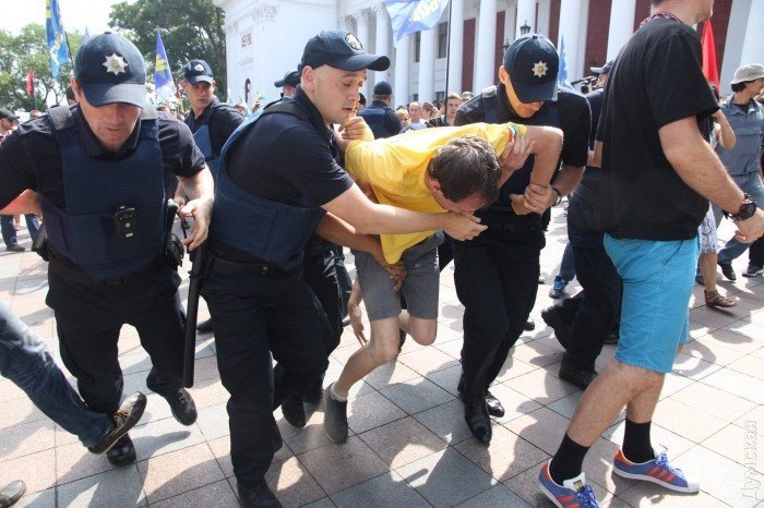 Потасовка между протестующими и правоохранителями на Думской площади в Одессе