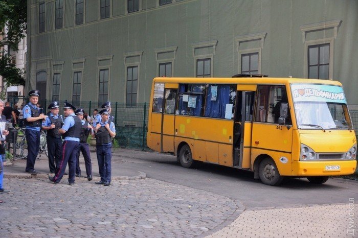 Правоохранители под зданием Одесского горсовета