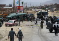 Афганские сотрудники службы безопасности на месте взрыва бомбы на окраине Кабула