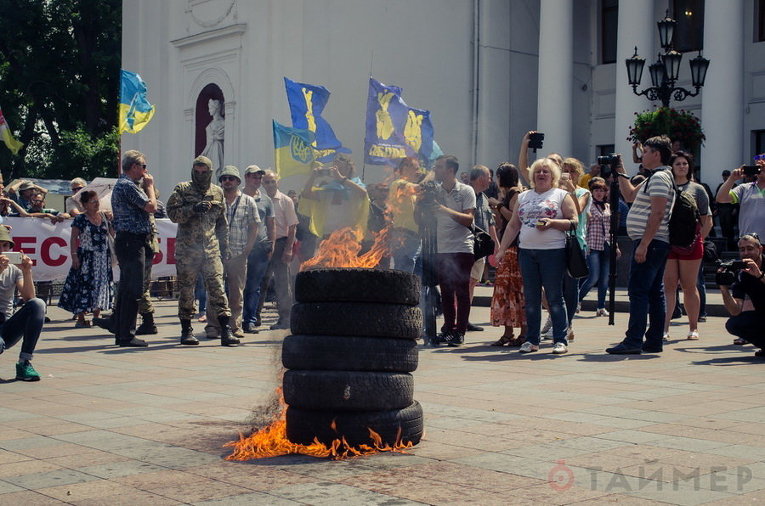 Штурм мэрии в Одессе, активисты жгут шины