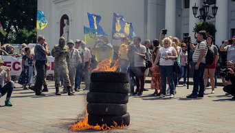 Штурм мэрии в Одессе, активисты жгут шины
