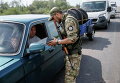 Украинский военнослужащий проверяет документы на КПП близ Славянска, в Донецкой области, Украина