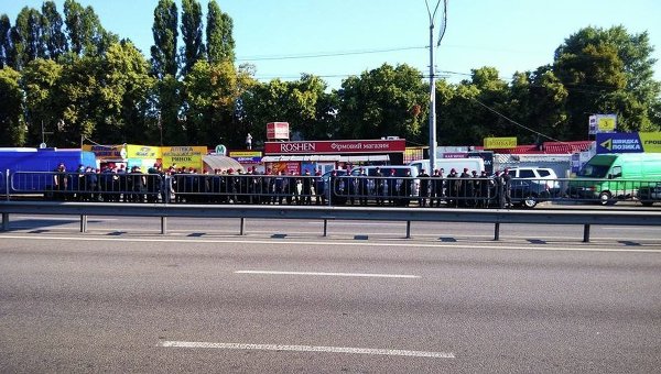 Снос МАФов возле метро Святошин в Киеве