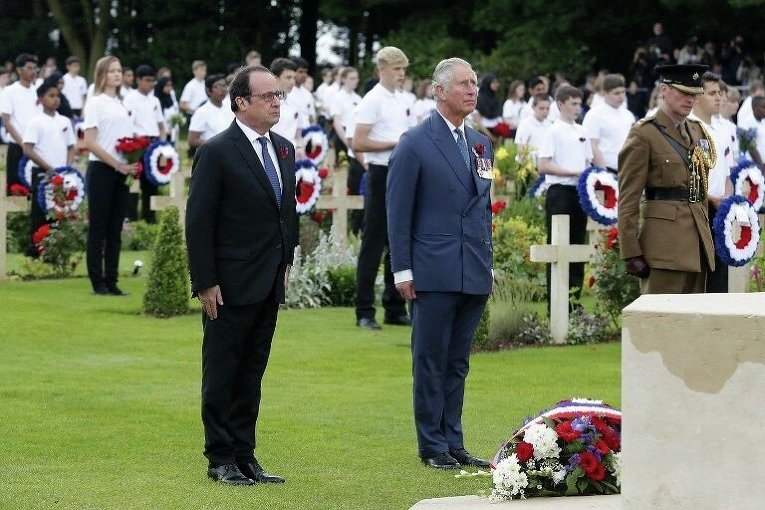 Президент Франции Франсуа Олланд и британский принц Чарльз участвуют в поминальной церемонии, посвященной погибшим во время битвы на Сомме в Первой мировой войне.