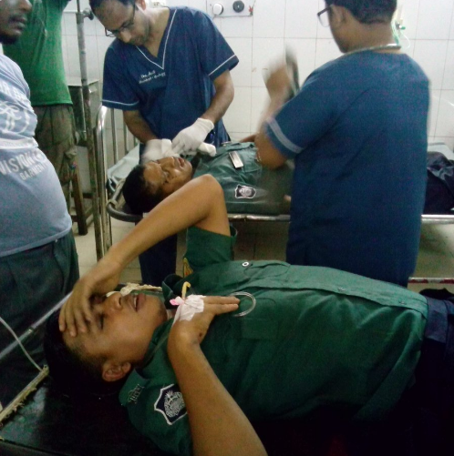 Полицейские Бангладеш, пострадавшие в ходе операции по освобождению заложников