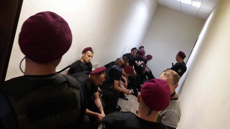 Спецназ в коридоре Печерского суда, рассматривающего дело айдаровца Валентина Лихолита