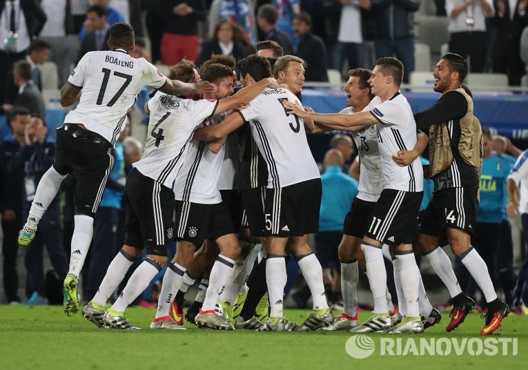 Игроки сборной Германии радуются победе.