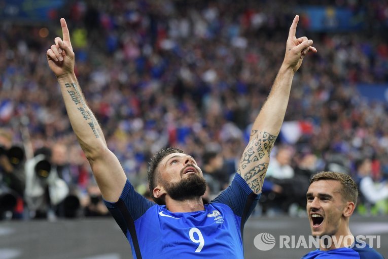 Игроки сборной Франции радуются забитому мячу в матче 1/4 финала чемпионата Европы по футболу.