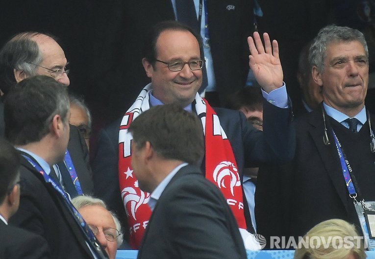 Президент Франции Франсуа Олланд (в центре) на трибуне болельщиков.