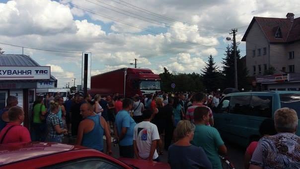 Митингующие перекрыли трассу в Польшу во Львовской области