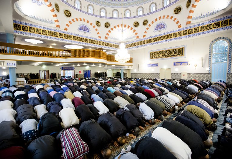Праздничная молитва мусульман в Роттердаме