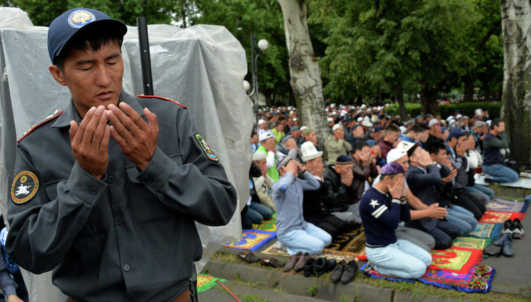 Мусульмане Кыргызстана во время праздничной молитвы