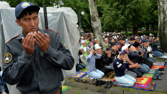 Мусульмане Кыргызстана во время праздничной молитвы