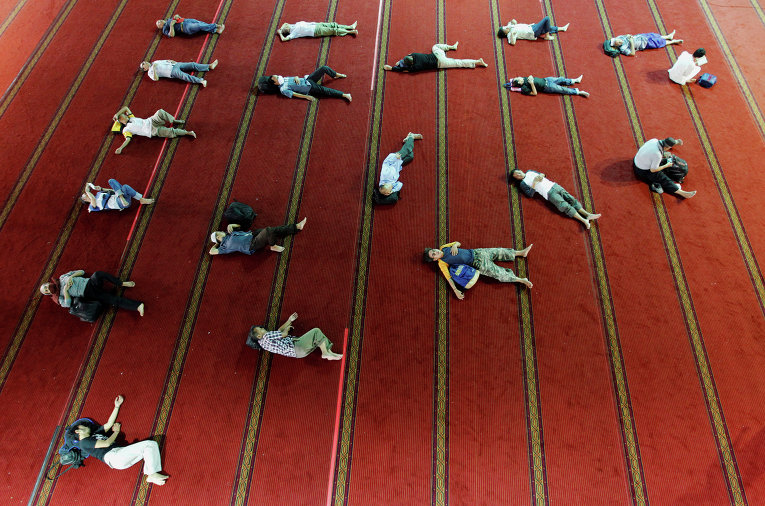 Мусульмане в Джакарте во время праздничной молитвы
