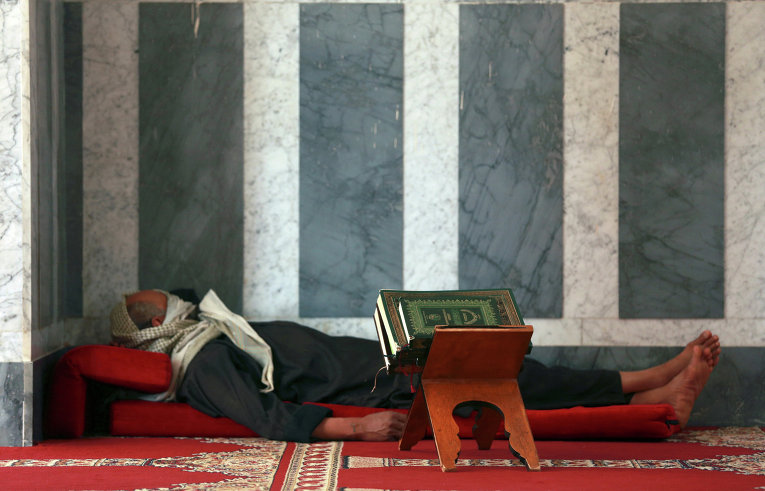 Человек отдыхает в мечети во время священного месяца Рамадан в Бенгази