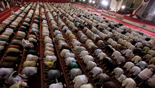 Мусульманские прихожане молятся в Исламабаде