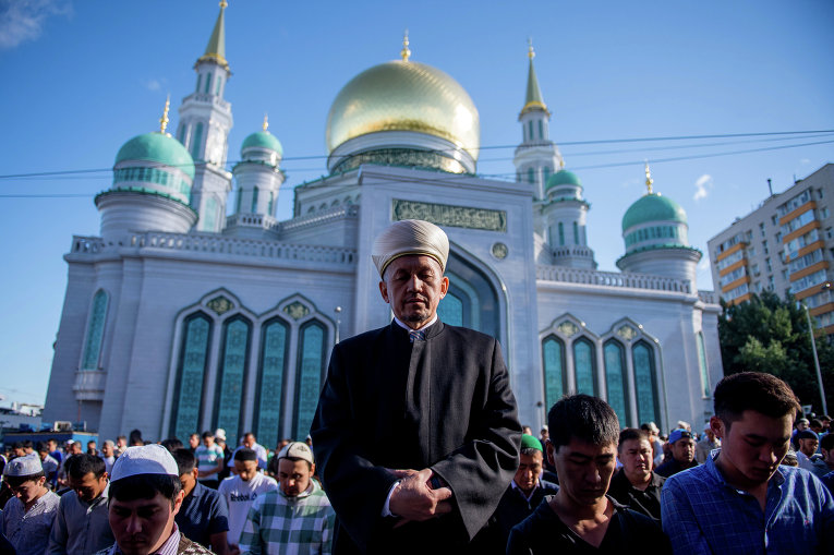 Мусульмане РФ во время праздничной молитвы