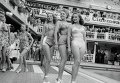 Танцовщицы Мулен Руж в откровенных купальниках 70 лет назад.