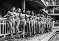 Танцовщицы Мулен Руж в откровенных купальниках 70 лет назад