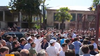 Протестующие выломали ворота и ворвались во двор здания МВД Абхазии. Видео