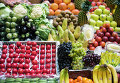 Прилавок с фруктами и овощами на рынке. Архивное фото