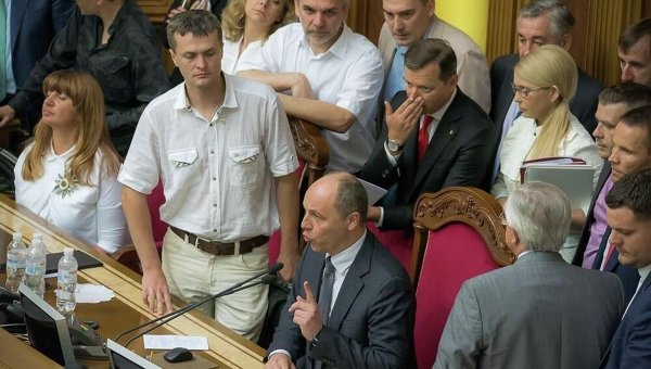 Андрей Парубий объявляет о переносе заседания Рады на 7 июля 2016 года