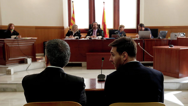 Аргентинский футболист Барселоны Лионель Месси вместе со своим отцом Хорхе Месси приговорен судом в Испании к 21 месяцу тюрьмы за уклонение от уплаты налогов.