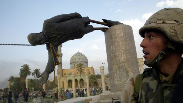 Солдат армии США в Багдаде, Ирак, наблюдает, как падает памятник президенту Ирака Саддама Хусейна. Архивное фото