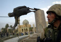 Солдат армии США в Багдаде, Ирак, наблюдает, как падает памятник президенту Ирака Саддама Хусейна. Архивное фото