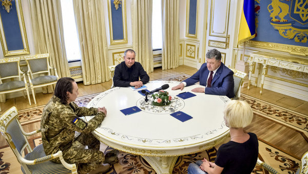 Президент Петр Порошенко встретился с полковником Вооруженных сил Иваном Безъязыковым