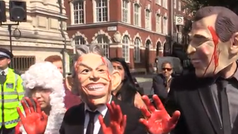 Активисты с плакатами Блэр – военный преступник провели митинг в Лондоне