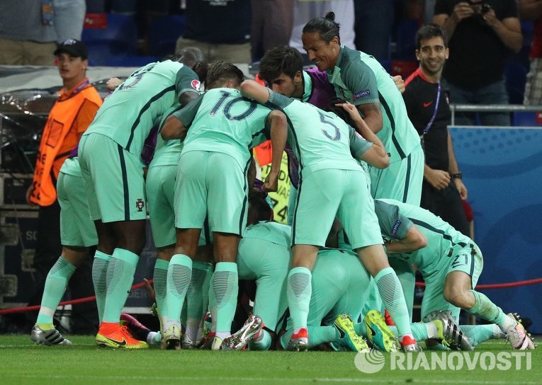 Игроки сборной Португалии радуются забитому мячу