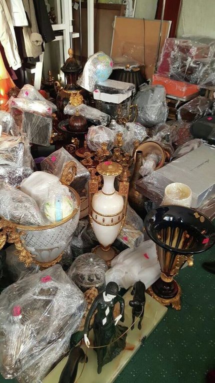 Антикварные вазы и картины, найденные у Андрея Клюева в ходе обыска
