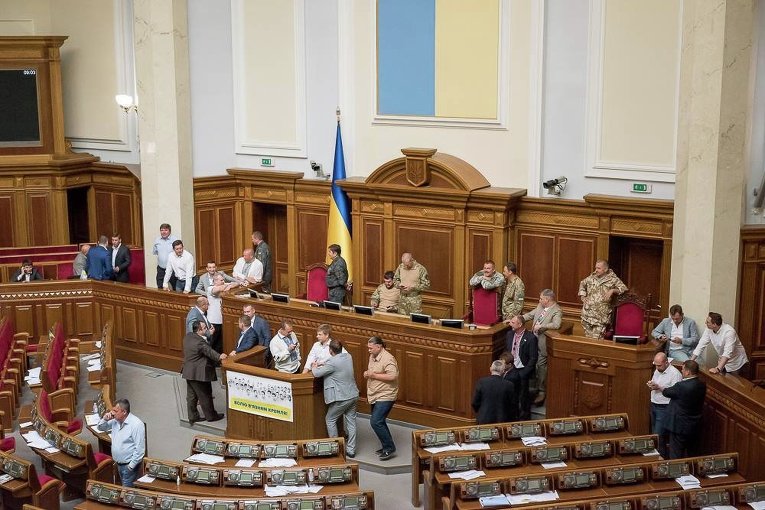 Депутаты БПП и НФ блокируют трибуну и президиум Рады 7 июля 2016 года